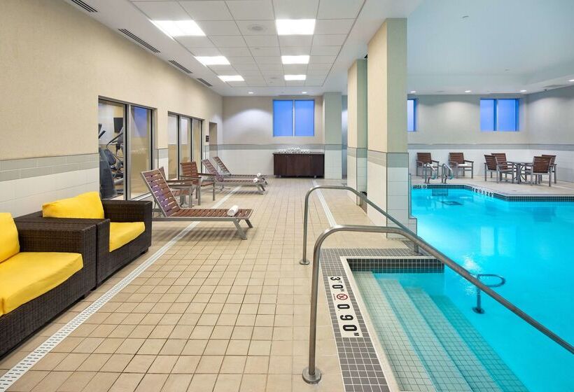 هتل Hampton Inn By Hilton Halifax Downtown