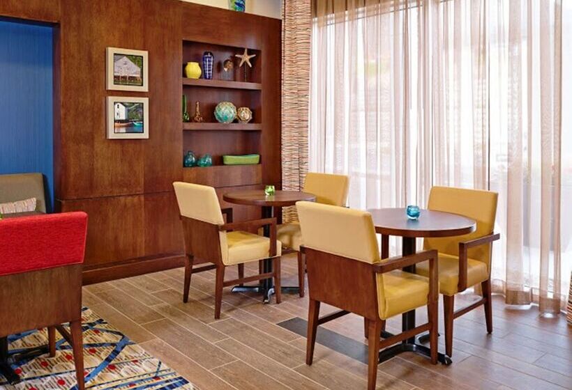 هتل Hampton Inn By Hilton Halifax Downtown
