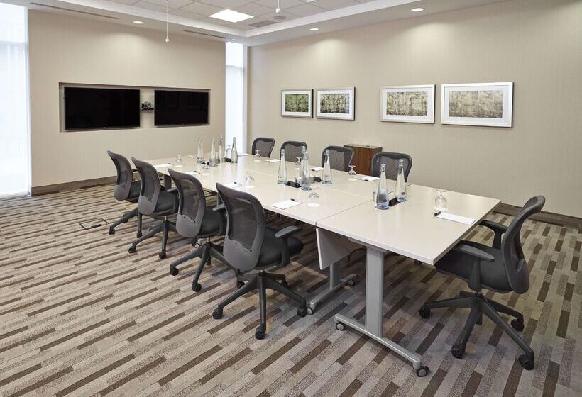 هتل Hampton Inn By Hilton Halifax Downtown