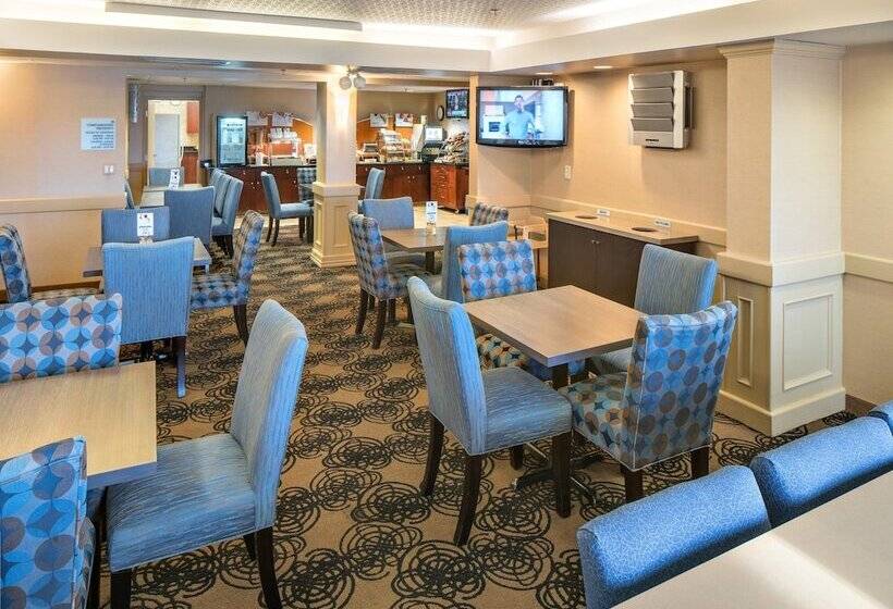 هتل Holiday Inn Express Red Deer, An Ihg