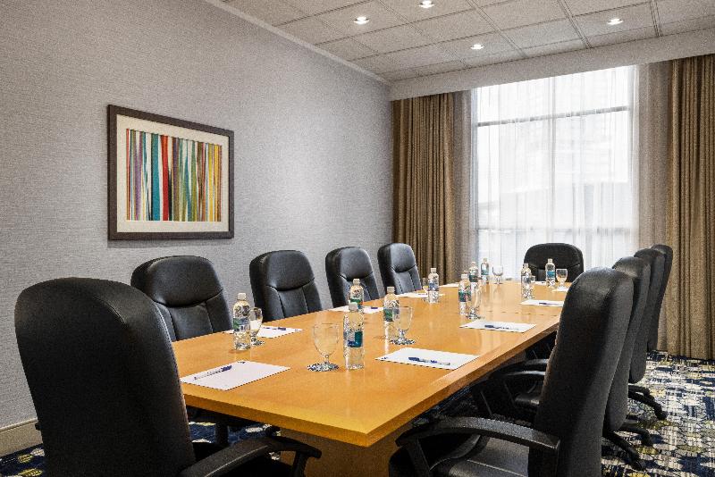 Отель Holiday Inn Express Vancouvermetrotown