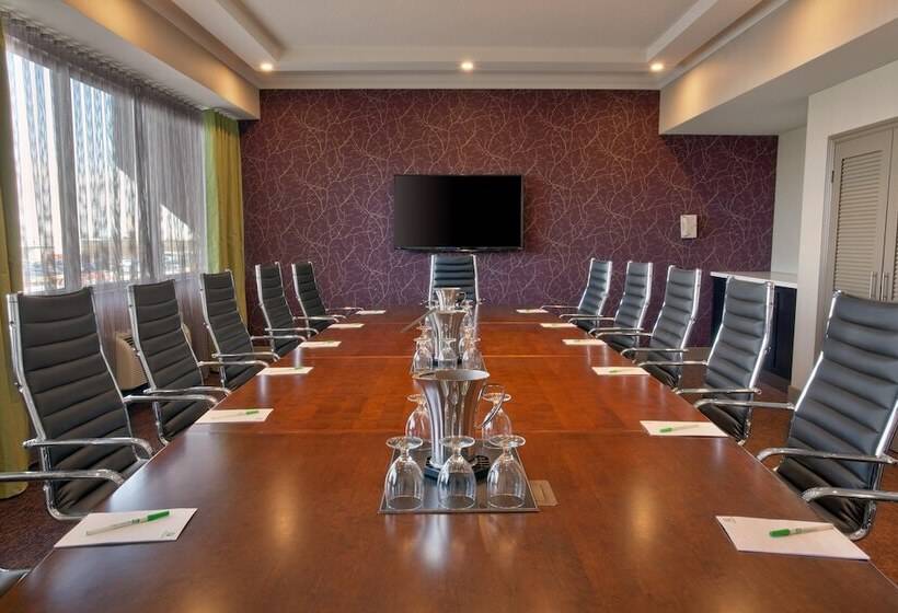 هتل Holiday Inn Toronto International Airport, An Ihg
