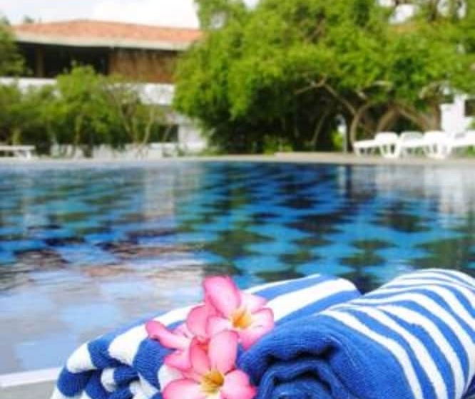 هتل Peacock Beach Resort & Spa