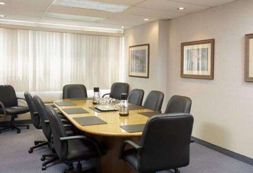 هتل Quality Inn & Suites Pe Trudeau Airport