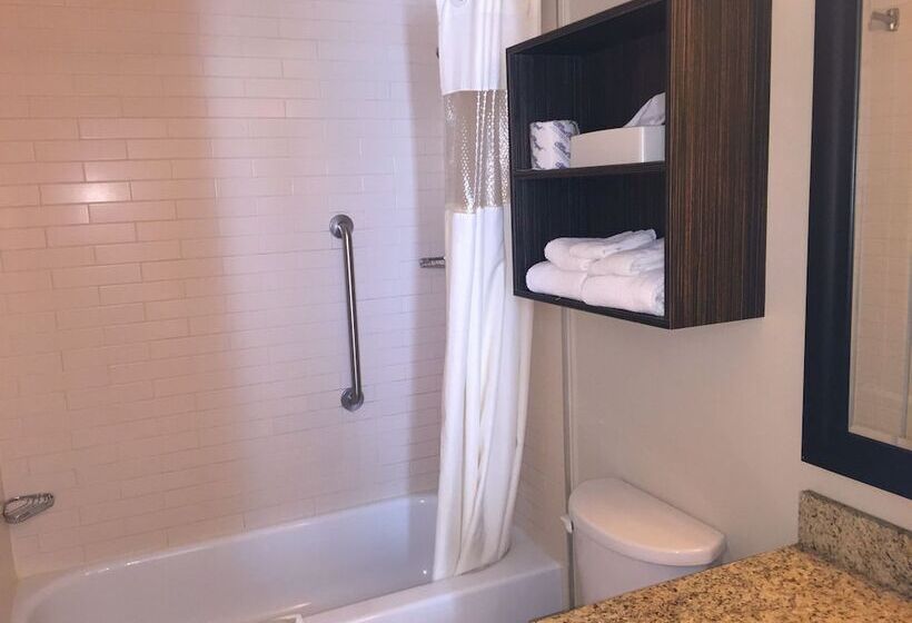 هتل Quality Inn & Suites Pe Trudeau Airport