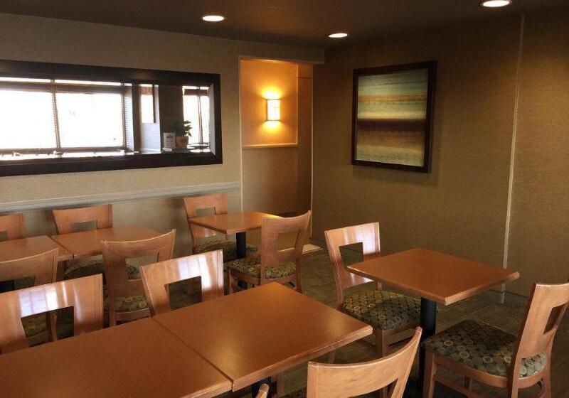 هتل Quality Inn & Suites Pe Trudeau Airport