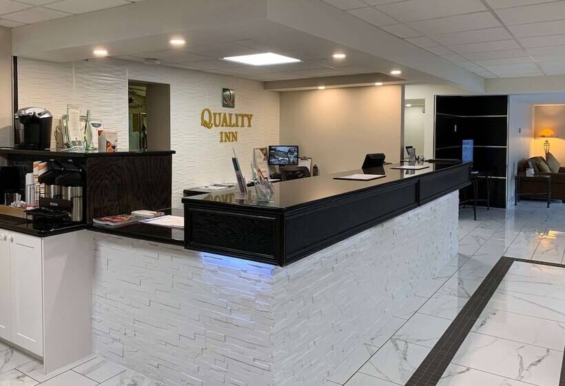 هتل Quality Inn & Conference Centre Downtown