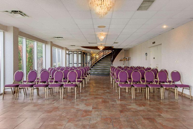 هتل Quality Inn & Conference Centre Downtown
