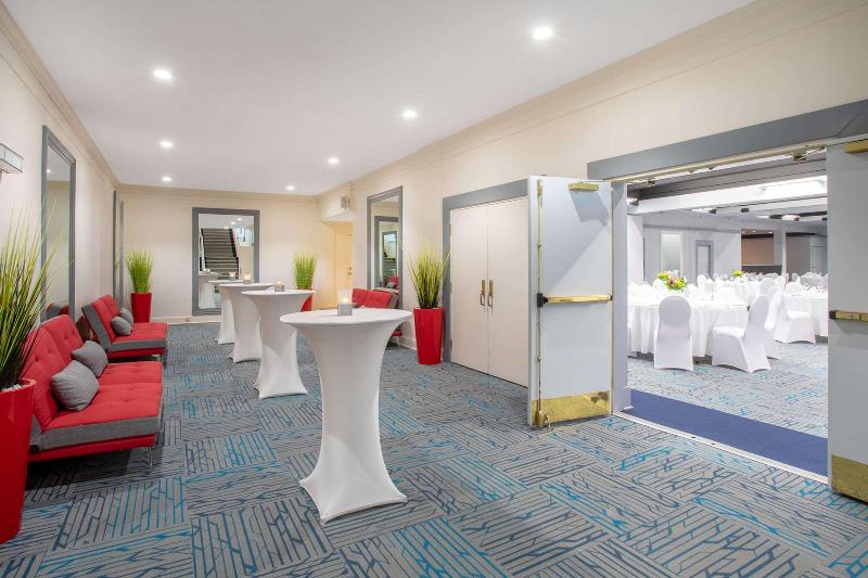 هتل Quality Inn & Conference Centre Kingston Central