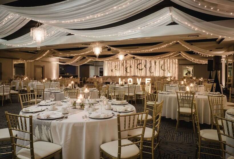 هتل Quality Inn & Conference Centre Kingston Central