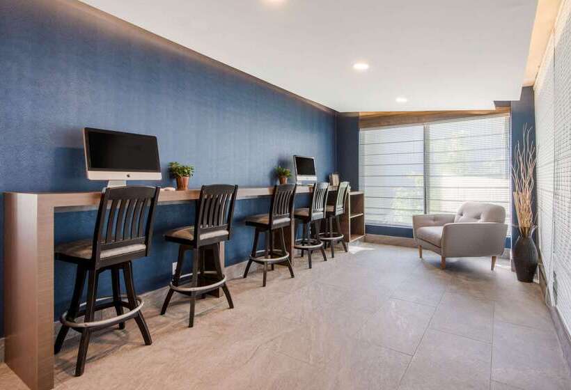 فندق Quality Inn & Conference Centre