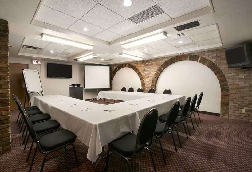 فندق Ramada By Wyndham Lethbridge