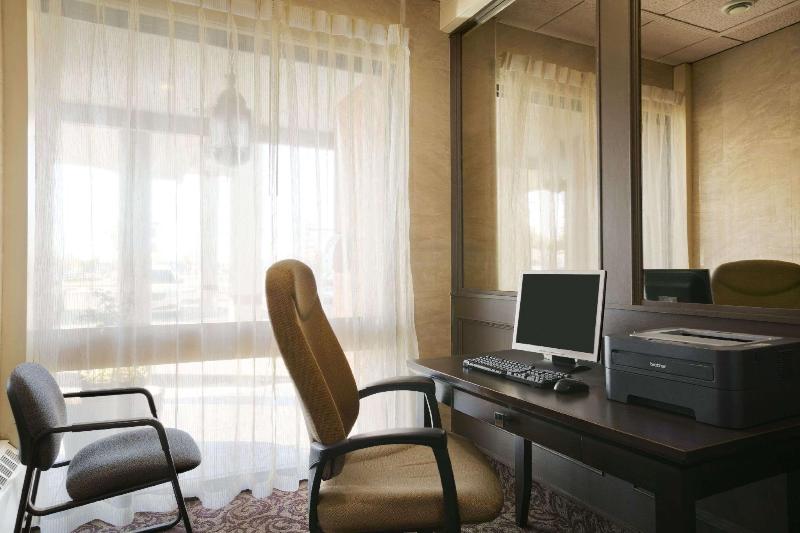فندق Ramada By Wyndham Lethbridge