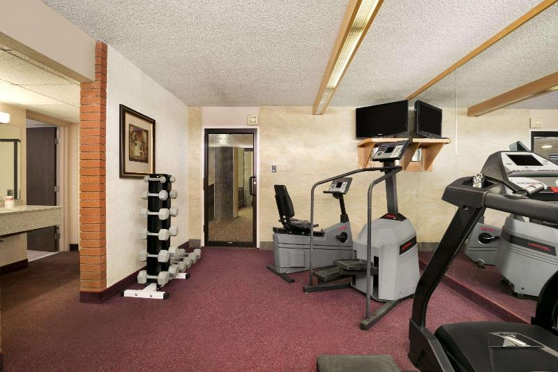 فندق Ramada By Wyndham Lethbridge