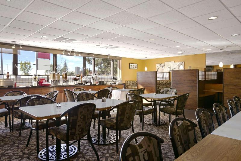 فندق Ramada By Wyndham Lethbridge