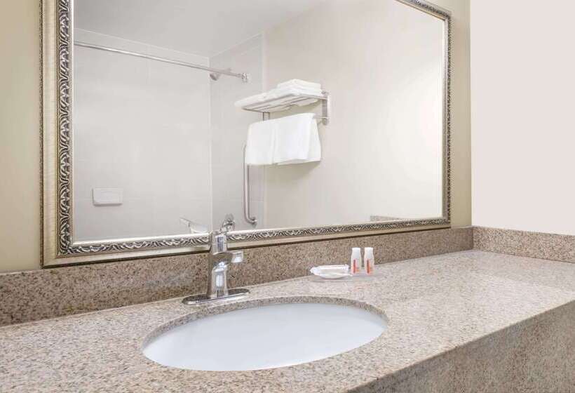 هتل Ramada By Wyndham London
