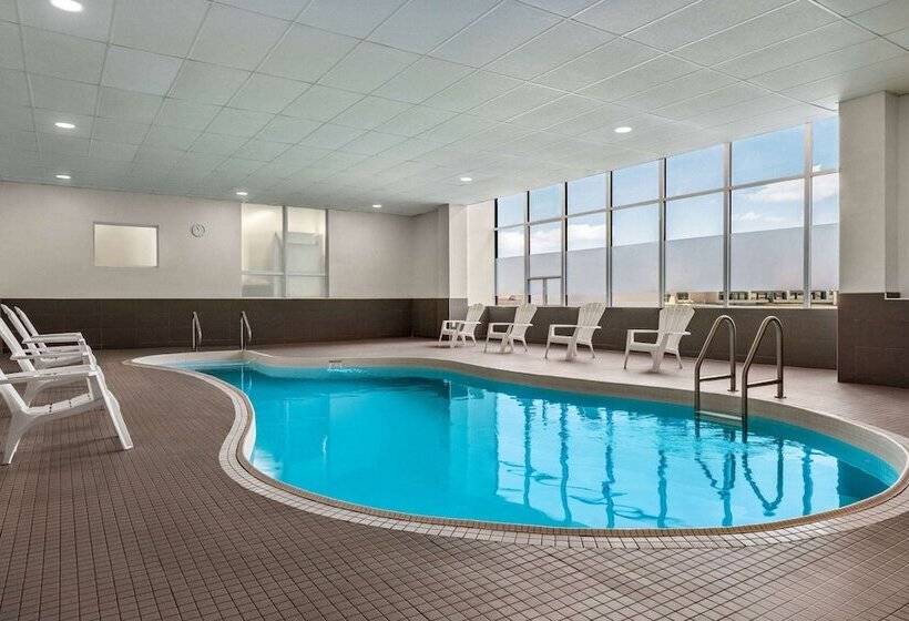 هتل Ramada By Wyndham Niagara Falls Near The Falls