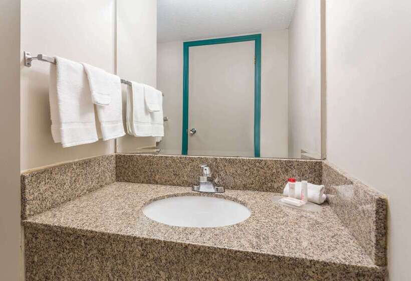 هتل Ramada By Wyndham
