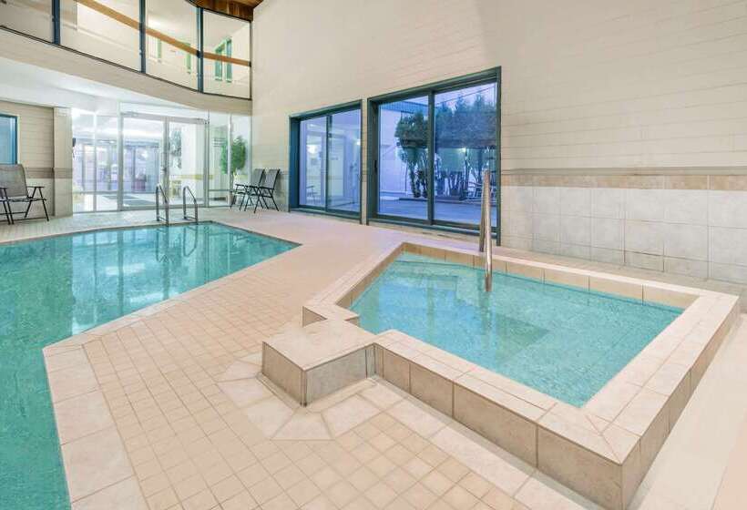 هتل Ramada By Wyndham