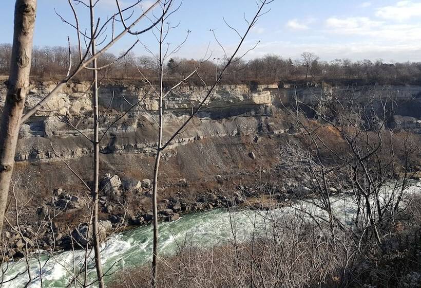 هتل River Rapids Inn