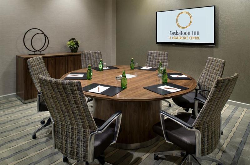 هتل Saskatoon Inn & Conference Centre