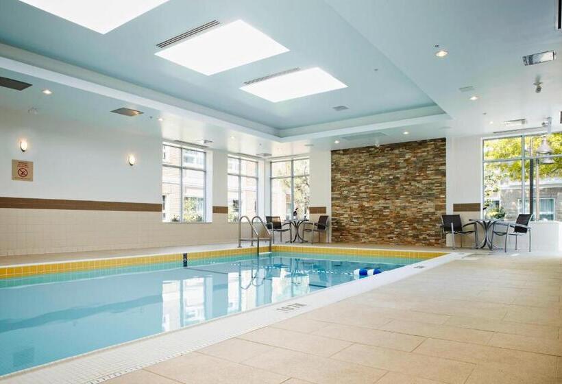 Отель Towneplace Suites By Marriott Mississaugaairport Corporate Centre
