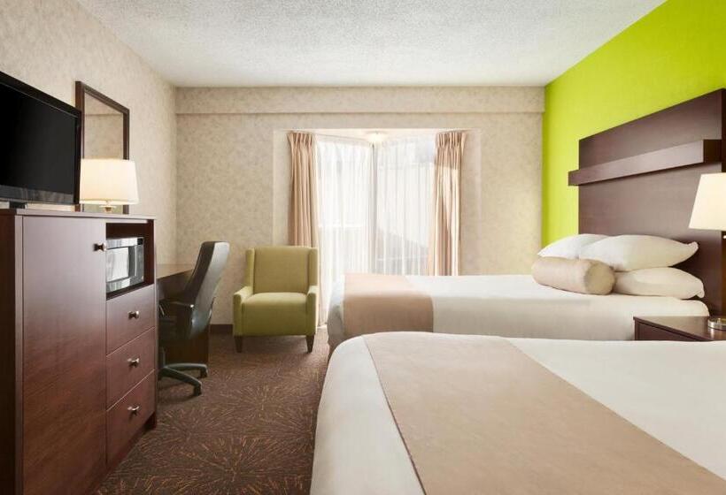 هتل Travelodge By Wyndham Lloydminster