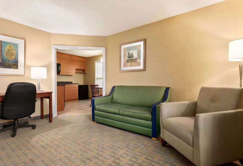 ホテル Travelodge By Wyndham Oshawa Whitby