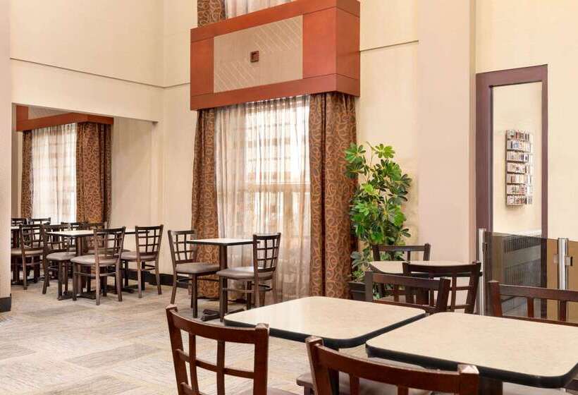 هتل Travelodge By Wyndham Oshawa Whitby