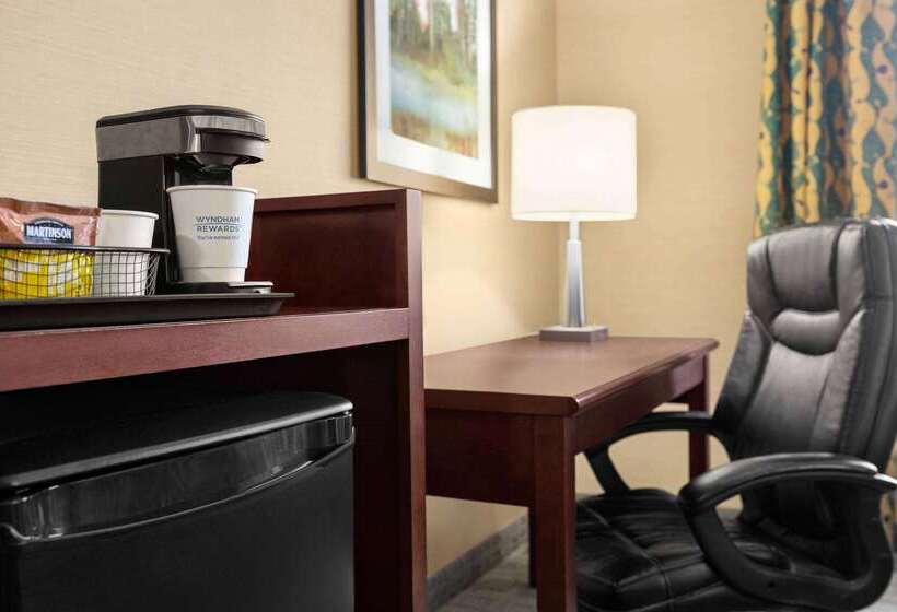 هتل Travelodge By Wyndham Oshawa Whitby