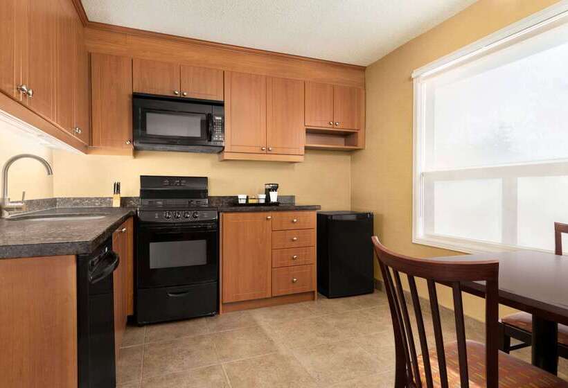 هتل Travelodge By Wyndham Oshawa Whitby