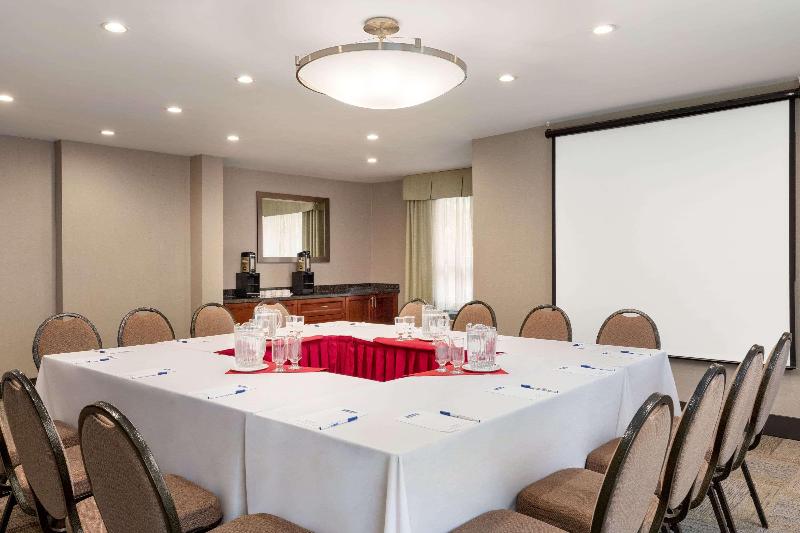 هتل Travelodge By Wyndham Oshawa Whitby