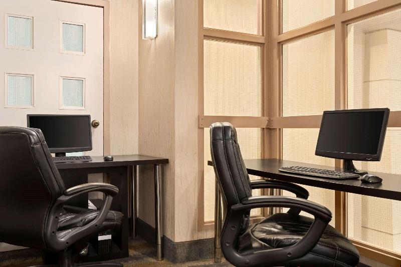 هتل Travelodge By Wyndham Oshawa Whitby