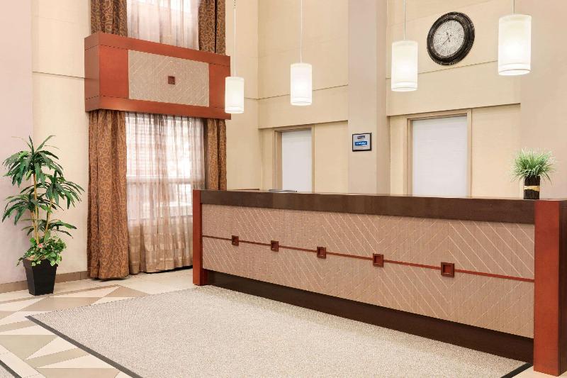 هتل Travelodge By Wyndham Oshawa Whitby