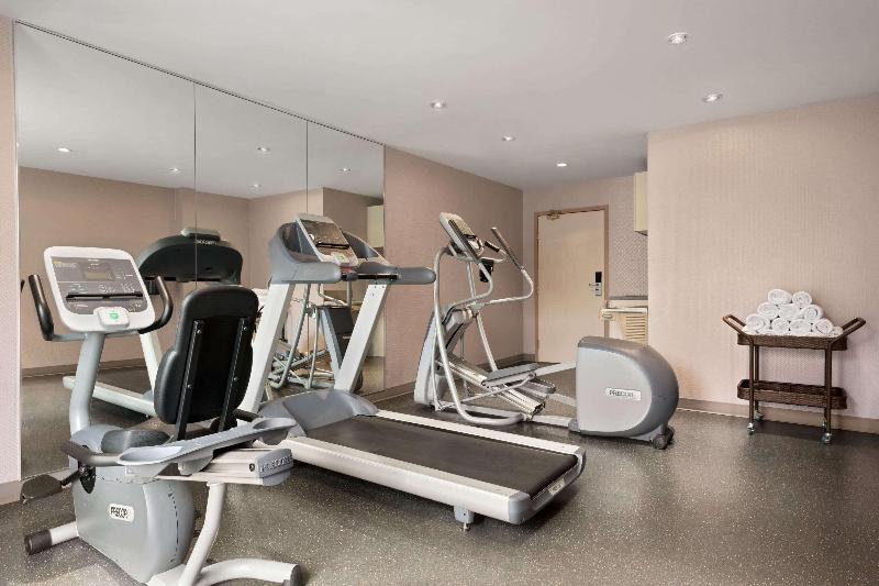 هتل Travelodge By Wyndham Oshawa Whitby