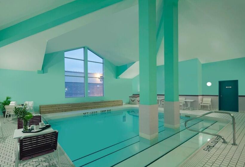 هتل Travelodge By Wyndham Oshawa Whitby
