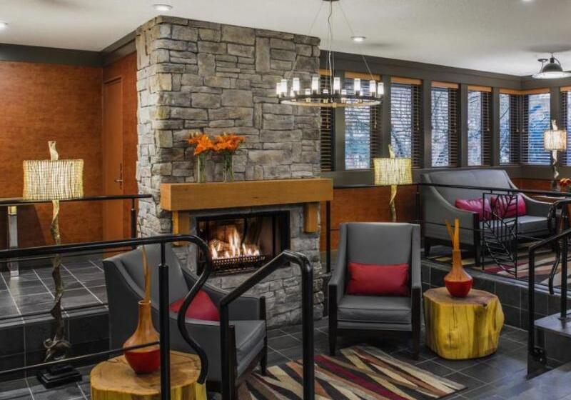 هتل Whistler Village Inn & Suites