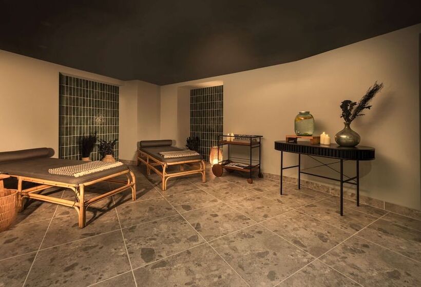 Wasserturm Hotel Cologne, Curio Collection By Hilton