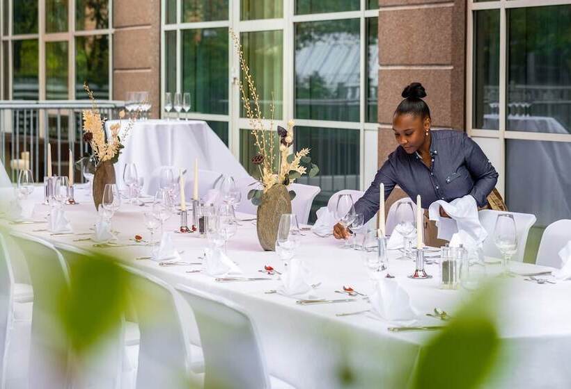 هتل Pullman Stuttgart Fontana