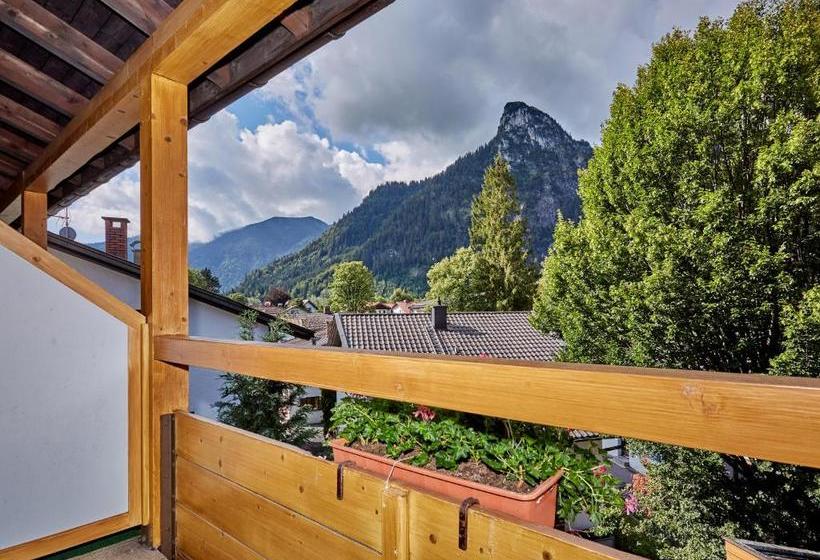 호텔 Zum Turm     Apartments Und Gästezimmer