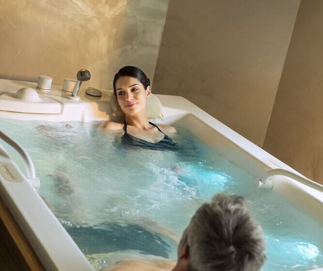 هتل Hôtel Valdys Thalasso & Spa Les Pins