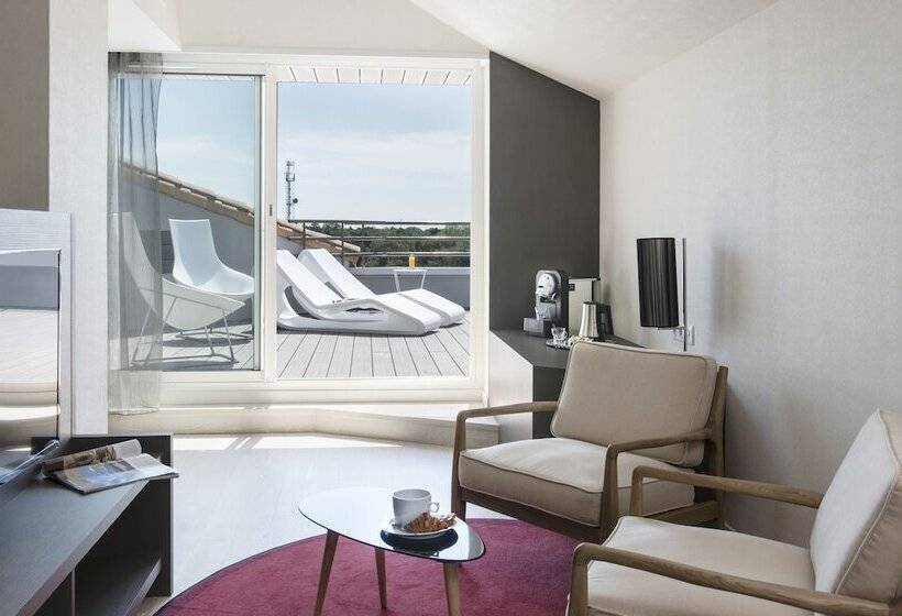 هتل Hôtel Valdys Thalasso & Spa   Les Pins