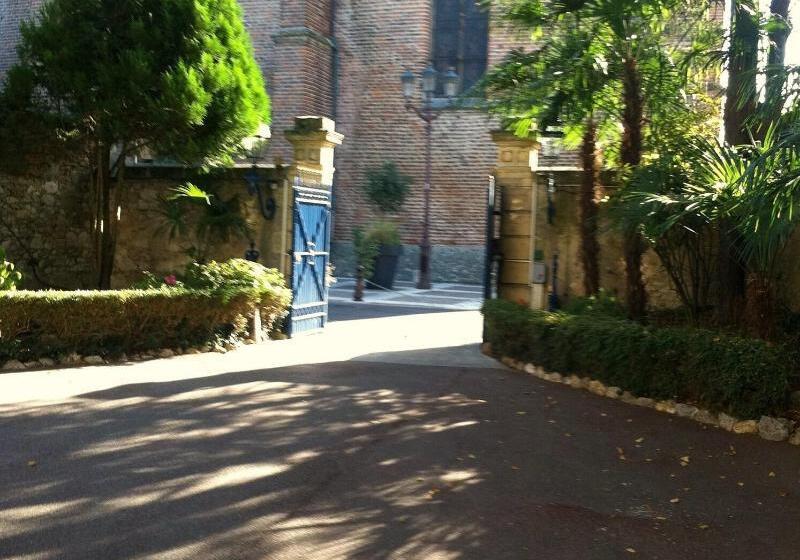 هتل Chateau Des Jacobins
