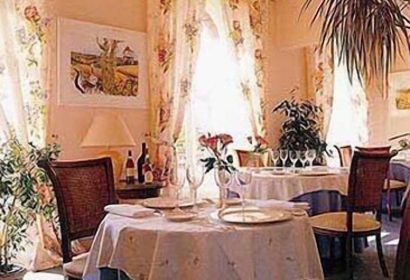 Отель Château De Larroque