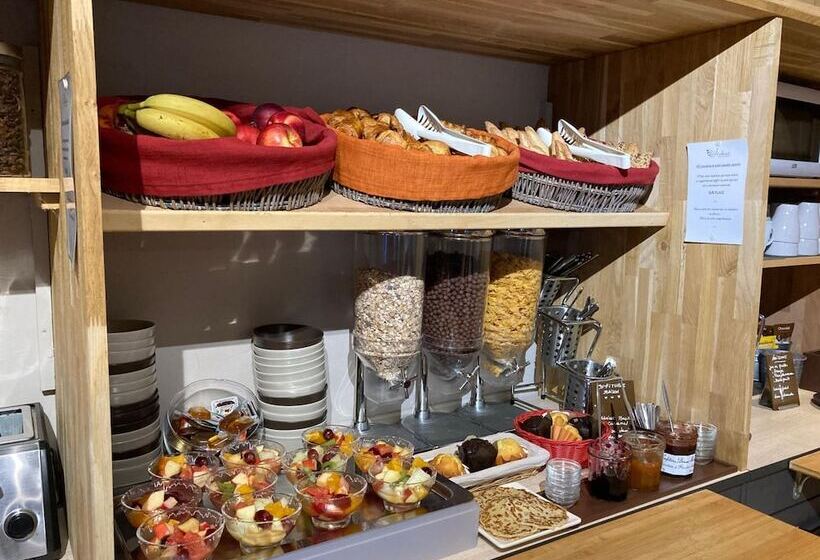 Отель Logis Hôtel Restaurant Les Aubuns