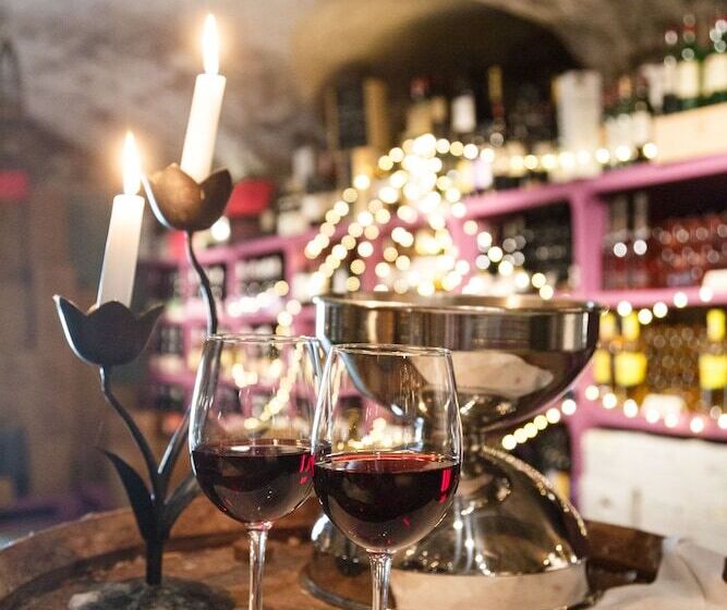 هتل Chateau Des Comtes De Challes