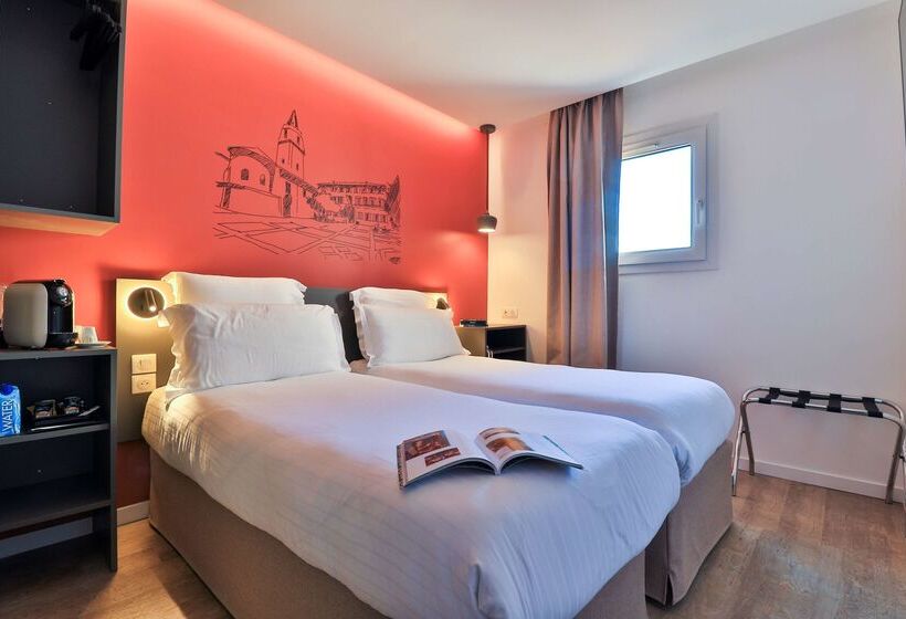 هتل Hôtel Restaurant Kyriad Fréjus
