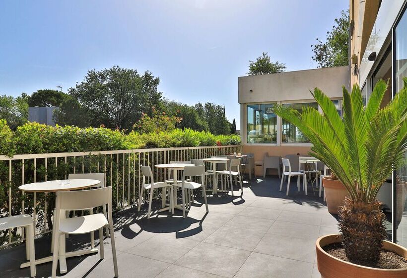 هتل Hôtel Restaurant Kyriad Fréjus