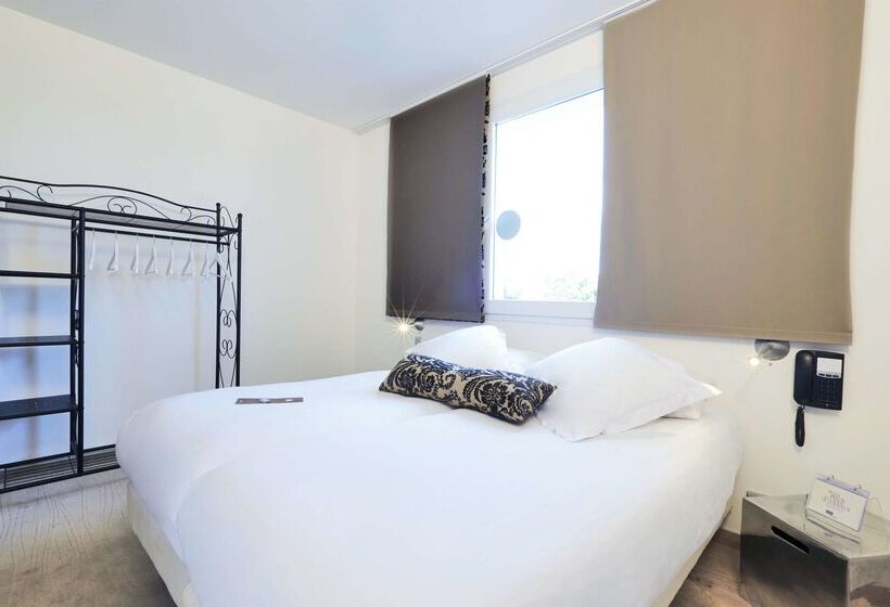 هتل Hôtel Restaurant Kyriad Fréjus