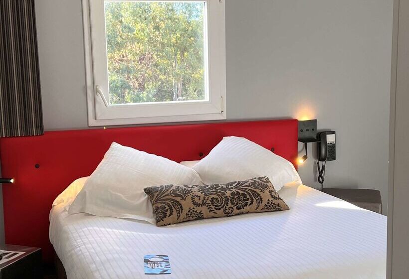 هتل Hôtel Restaurant Kyriad Fréjus